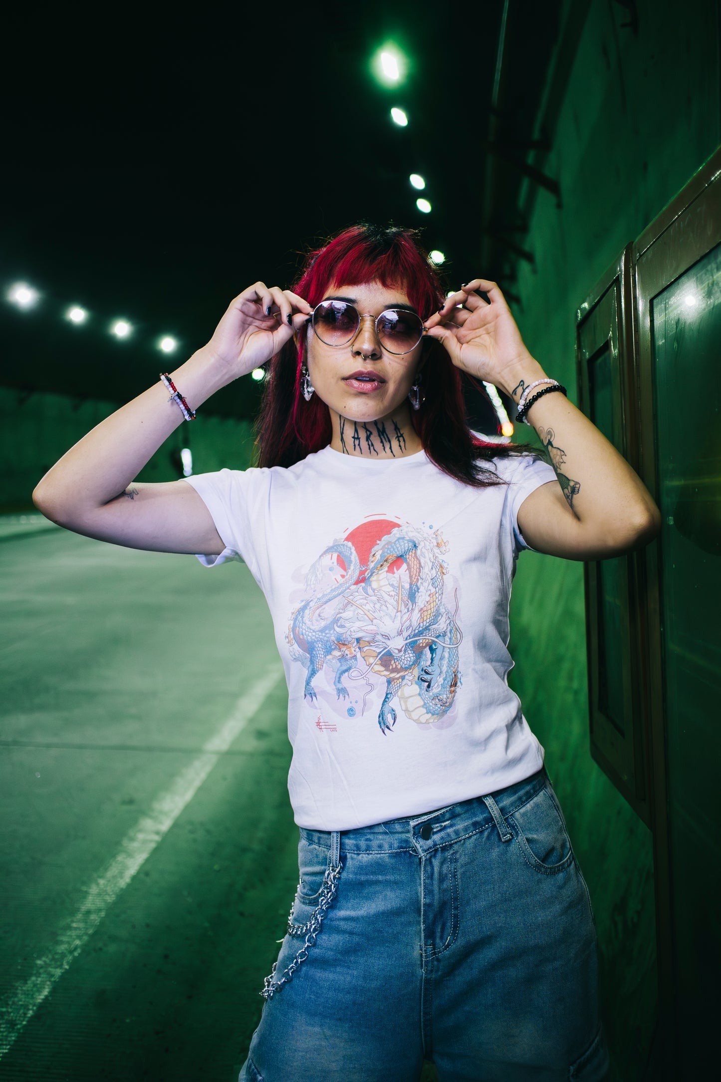 Playera "Dragon Koi" color blanco corte para mujer