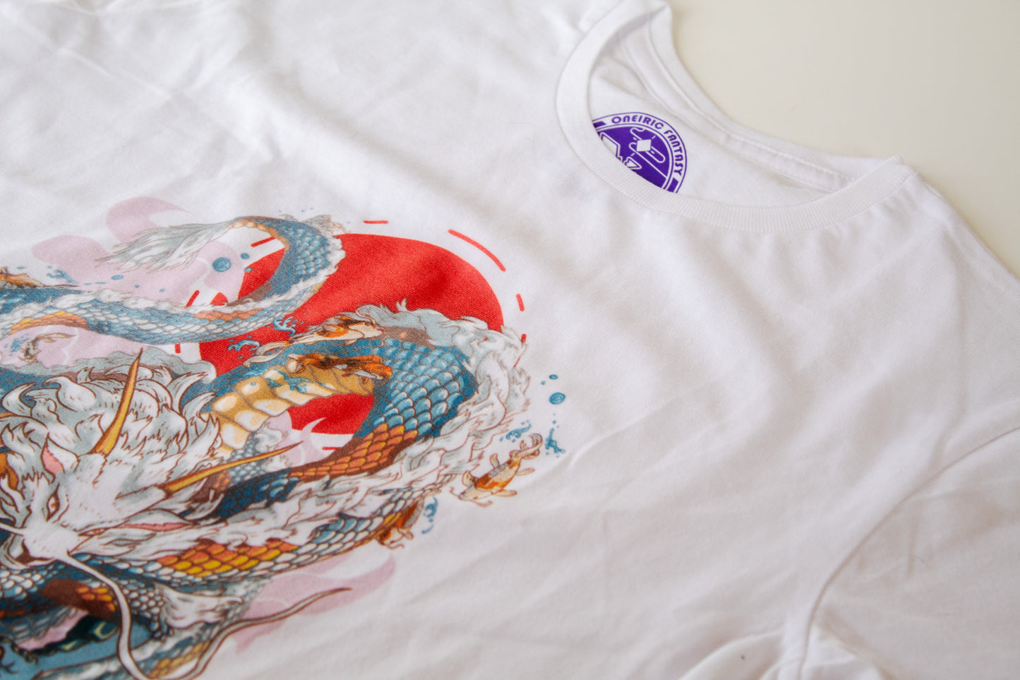 Playera "Dragon Koi" color blanco corte para mujer
