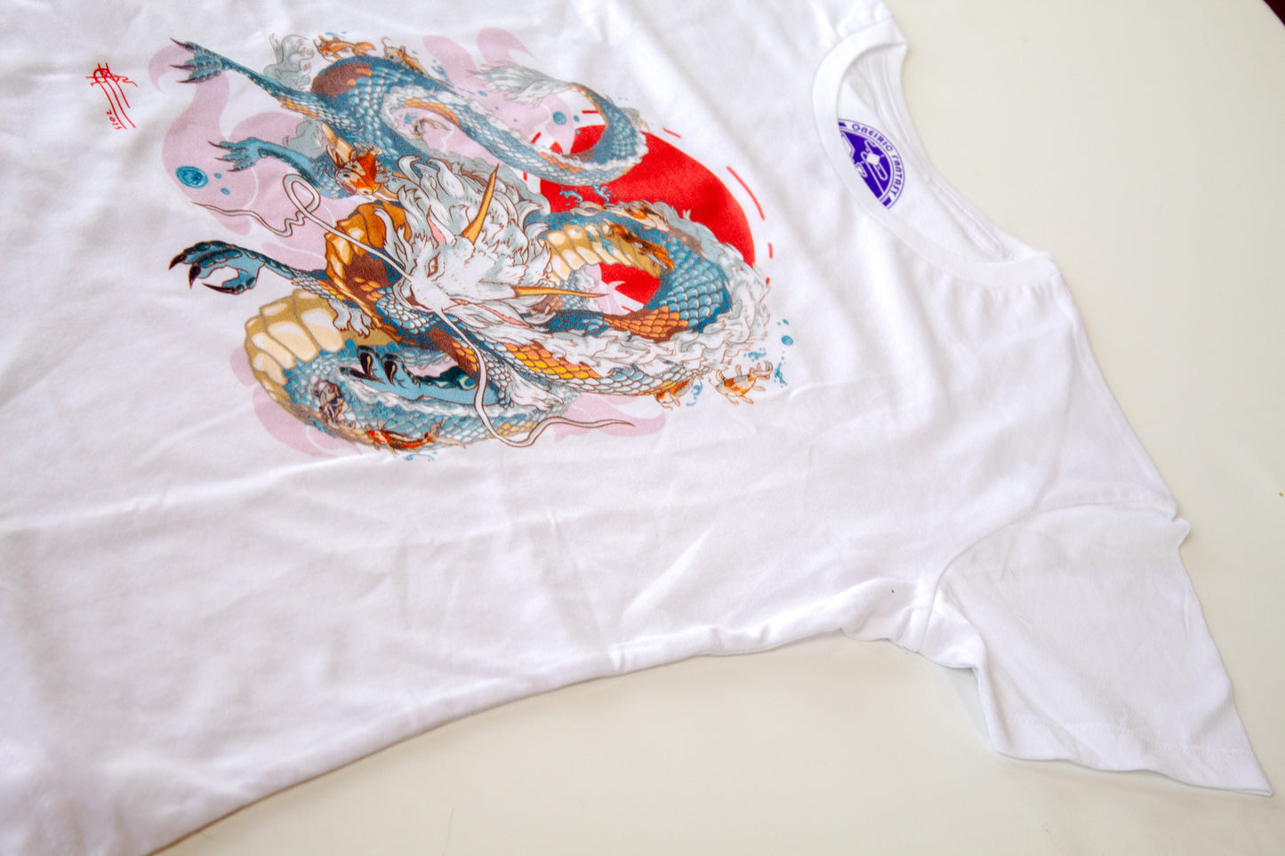 Playera "Dragon Koi" color blanco corte para mujer